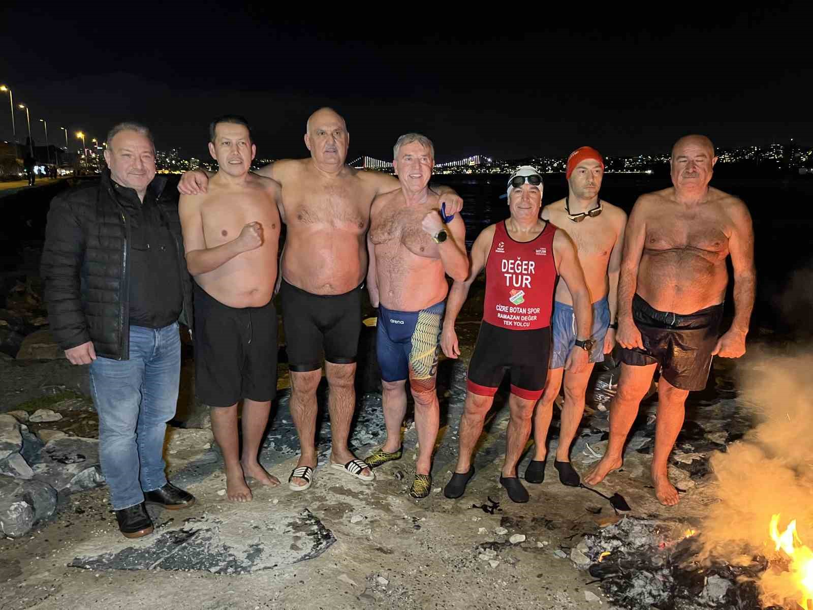 İstanbul Boğazı&rsquo;nda buz gibi suda y&uuml;zerek 2026&rsquo;yı karşıladılar
