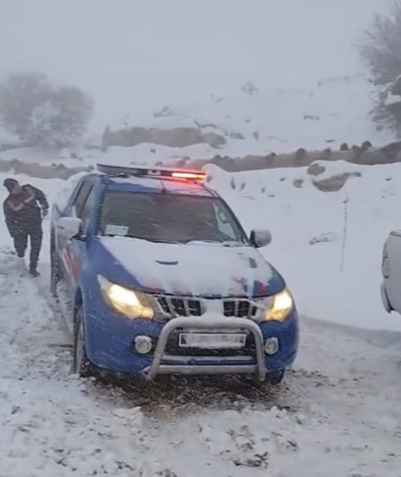 Adıyaman&rsquo;da dağda mahsur kalan iki &ccedil;oban ve 800 k&uuml;&ccedil;&uuml;kbaş hayvan kurtarıldı
