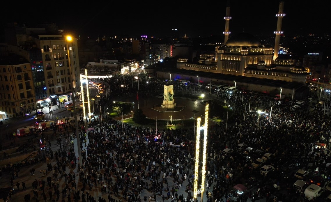 Taksim Meydanı ve İstiklal Caddesi’ndeki yılbaşı coşkusu havadan görüntülendi