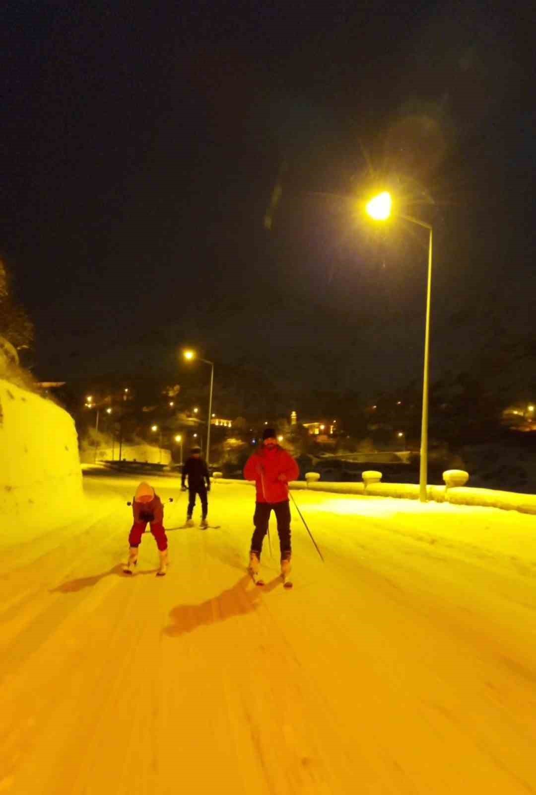 Gümüşhane’de kayakçılar kar yağışını fırsata çevirdi: Şehir merkezine kayarak indiler