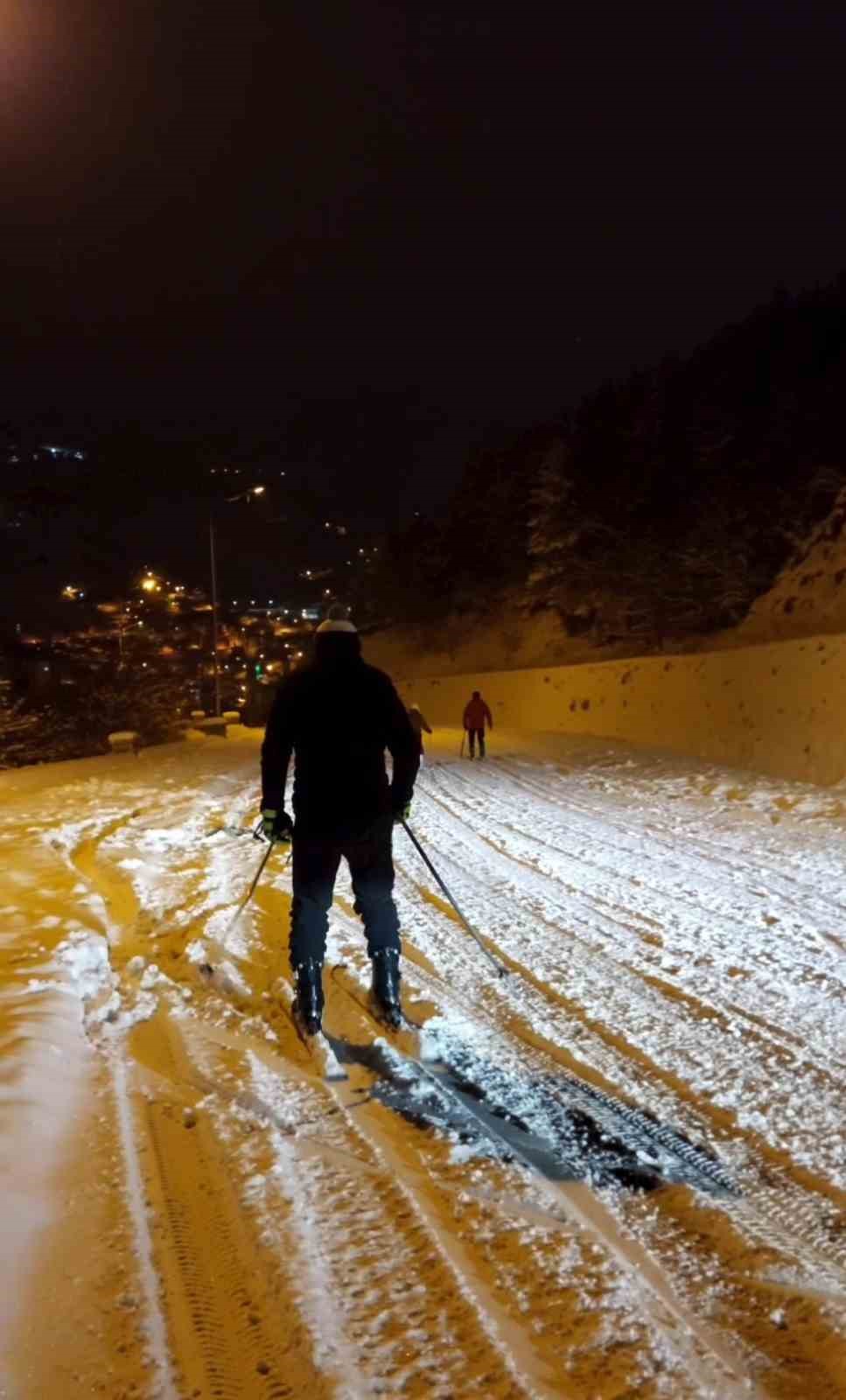 G&uuml;m&uuml;şhane&rsquo;de kayak&ccedil;ılar kar yağışını fırsata &ccedil;evirdi: Şehir merkezine kayarak indiler
