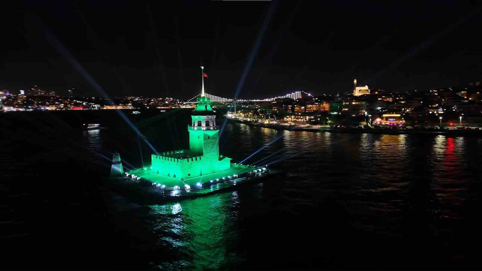 &Uuml;sk&uuml;dar Kız Kulesi&rsquo;nde yılbaşına &ouml;zel ışık şovu mest etti
