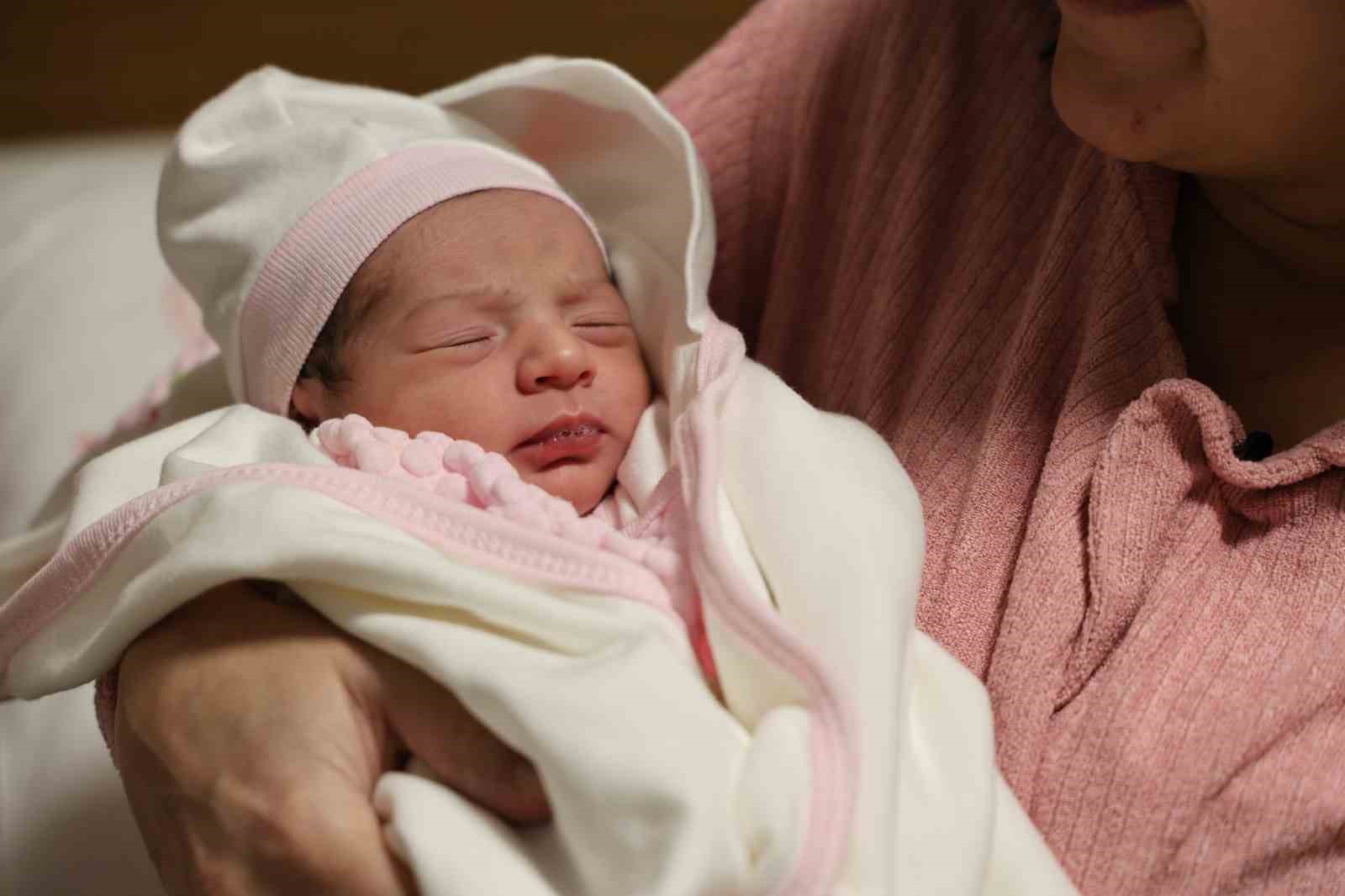 Elazığ’da yeni yılın ilk dakikalarında 4 bebek dünyaya geldi