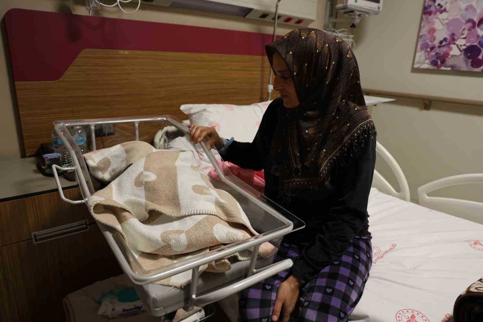 Elazığ&rsquo;da yeni yılın ilk dakikalarında 4 bebek d&uuml;nyaya geldi
