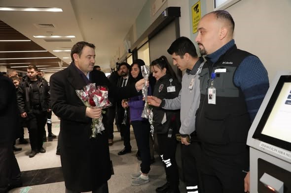 Vali Işın, yılbaşında görevleri başındaki kurum personelleriyle bir araya geldi