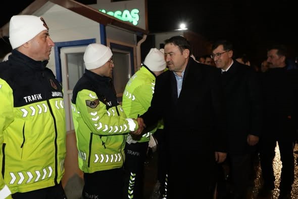 Vali Işın, yılbaşında g&ouml;revleri başındaki kurum personelleriyle bir araya geldi
