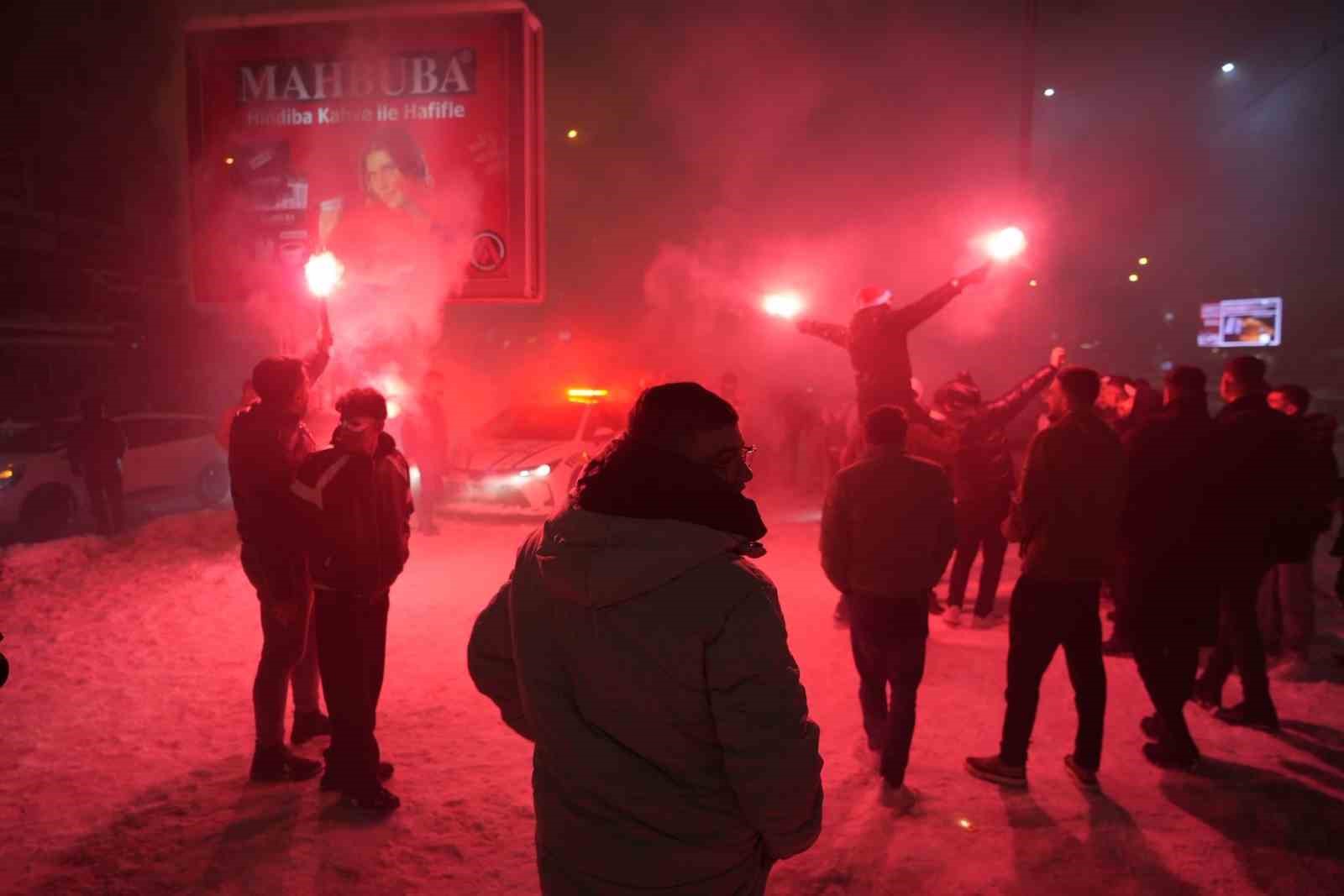 Gaziantep&rsquo;te yeni yıl kar yağışı altında coşkuyla kutlandı
