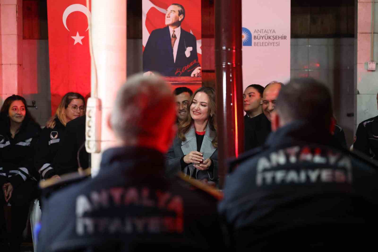 Başkan Vekili &Ouml;zdemir, 2026 yılını itfaiye personeli ile karşıladı
