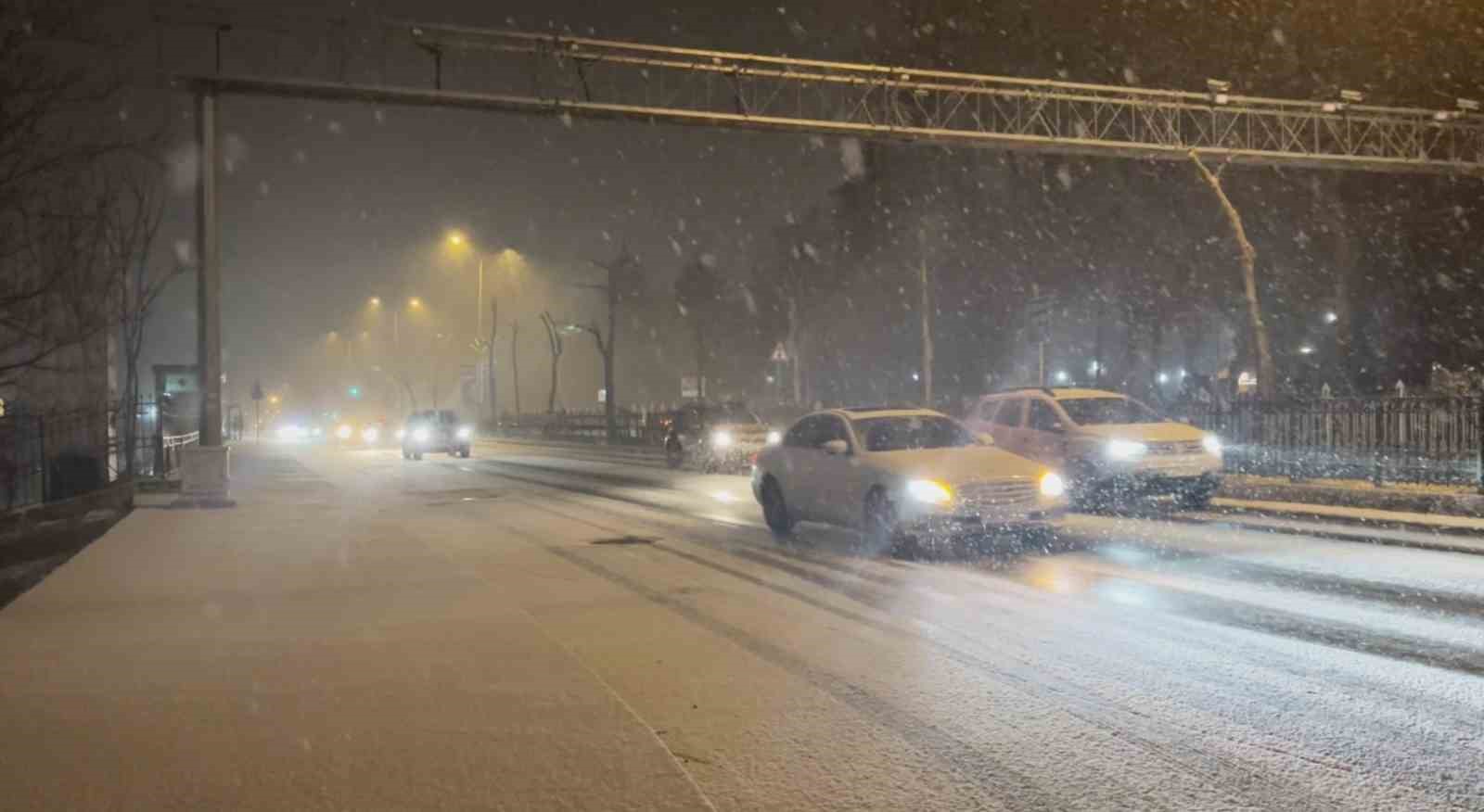 İstanbul yeni yıla kar yağışı ile girdi