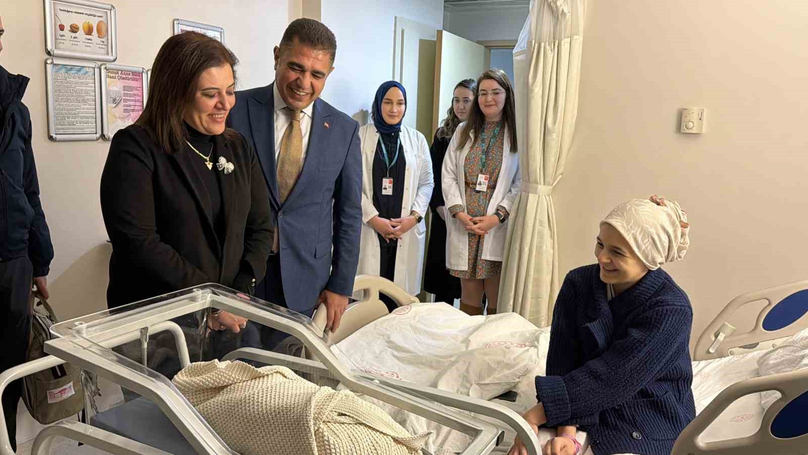 D&uuml;zce&rsquo;de 2025 yılının son bebeği ve yeni yılın ilk bebeği aileleri heyecanlandırdı
