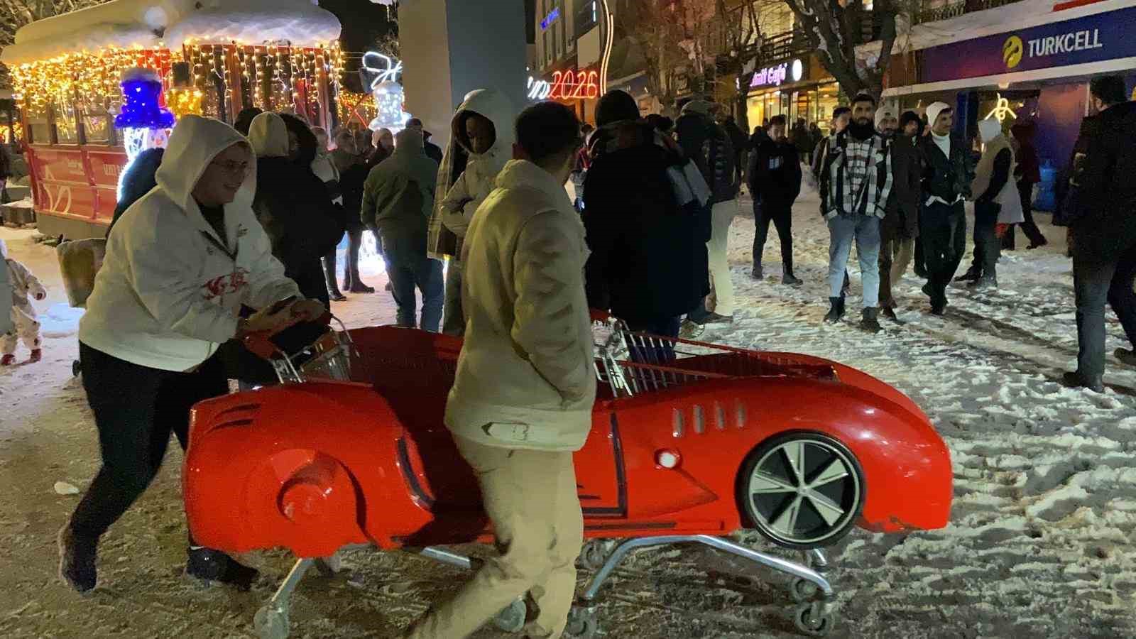 Bolu’da yeni yıl coşkusu: Kimisi oyun havasıyla, kimisi evlilik teklifiyle 2026’ya girdi