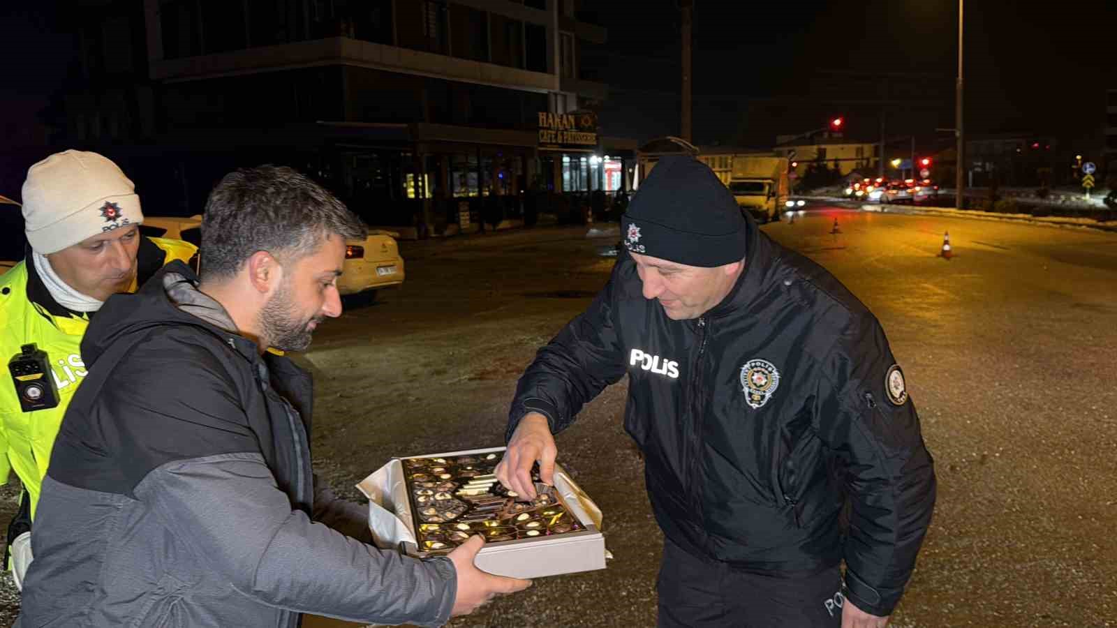 Gazetecilerden polislere yeni yıl sürprizi