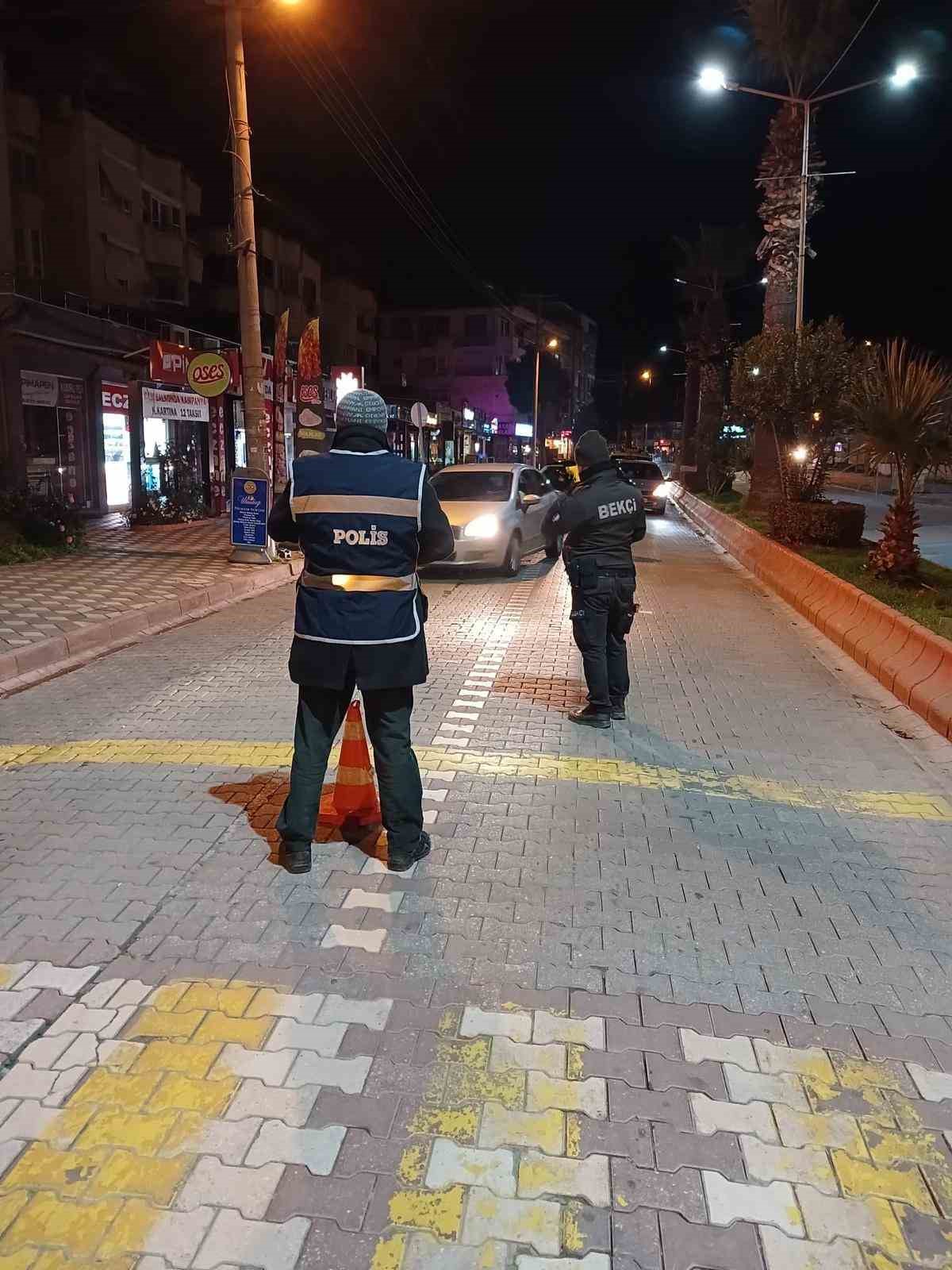 Edremit polisi yılbaşında kuş u&ccedil;urtmadı
