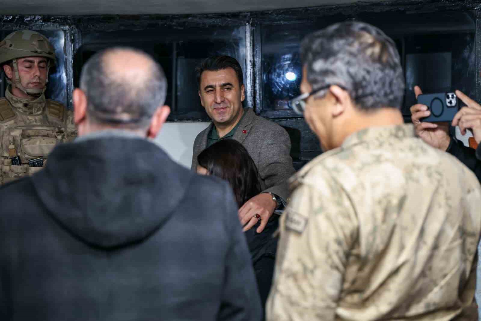 Yılbaşı n&ouml;betinde aile sevinci: G&uuml;venlik kulesinde duygu dolu anlar
