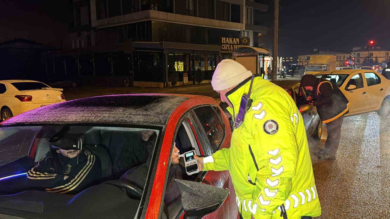 Denetime girenler ceza yerine &ccedil;ikolata yedi

