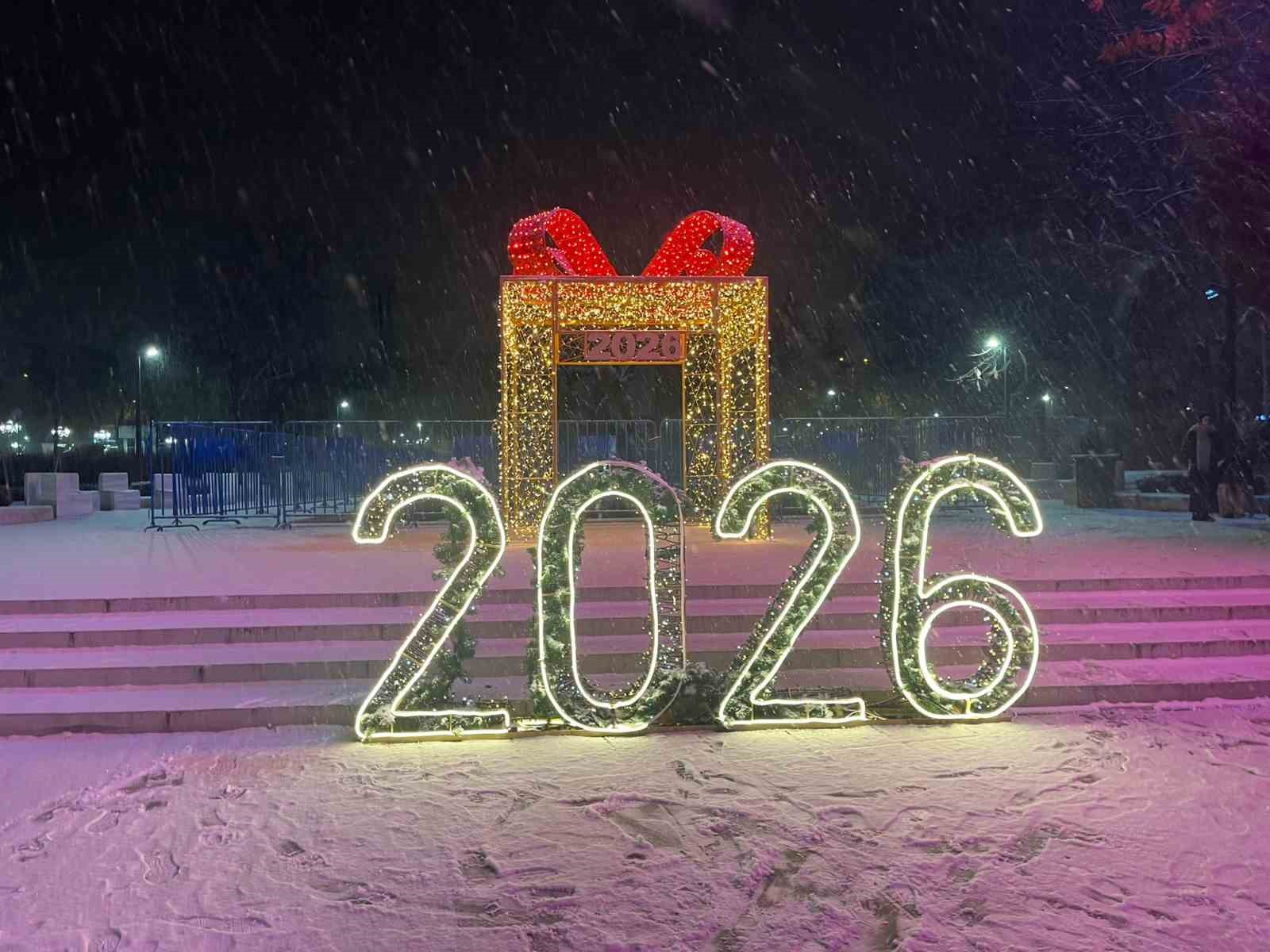 Ankara yeni yıla kar yağışı ile girdi
