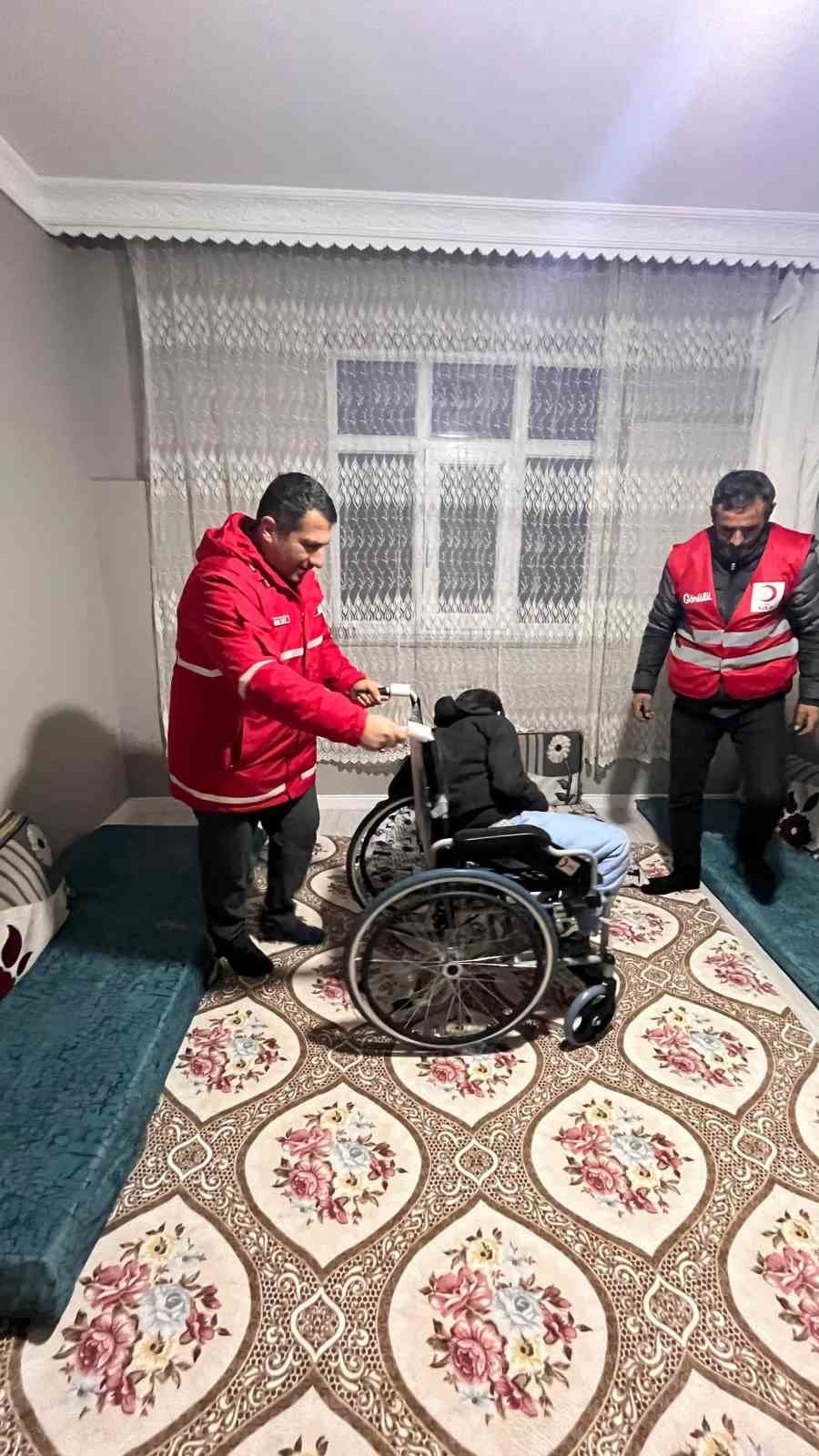 Kızılay’dan engelli bireylere tekerlekli sandalye desteği