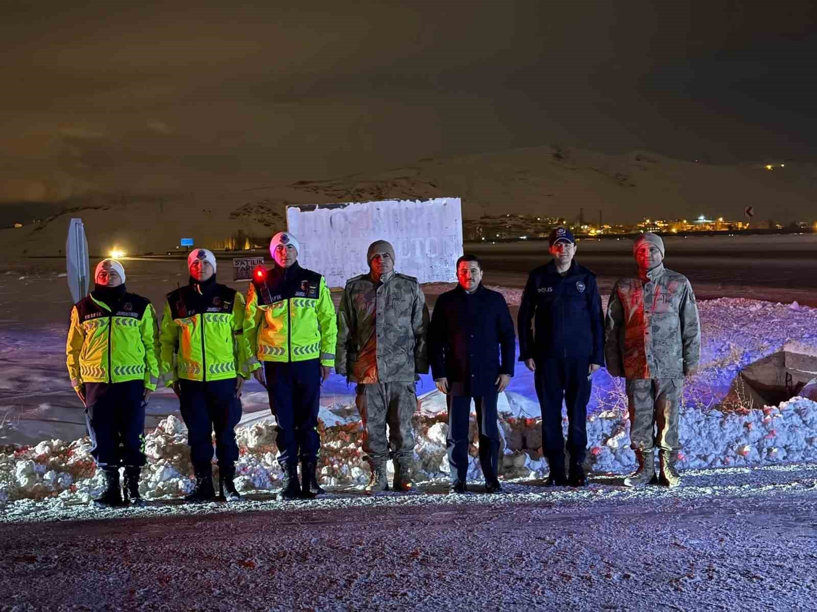 Kaymakam Bulut yeni yıla g&ouml;rev başındakilerle girdi
