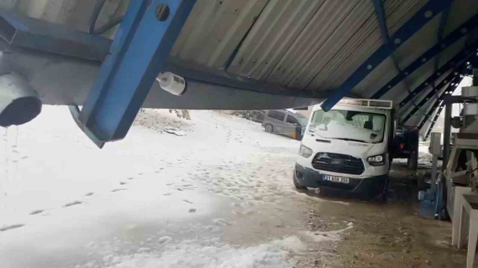 Kar k&uuml;tlesini taşıyamayan &ccedil;atı ara&ccedil;ların &uuml;zerine &ccedil;&ouml;kt&uuml;
