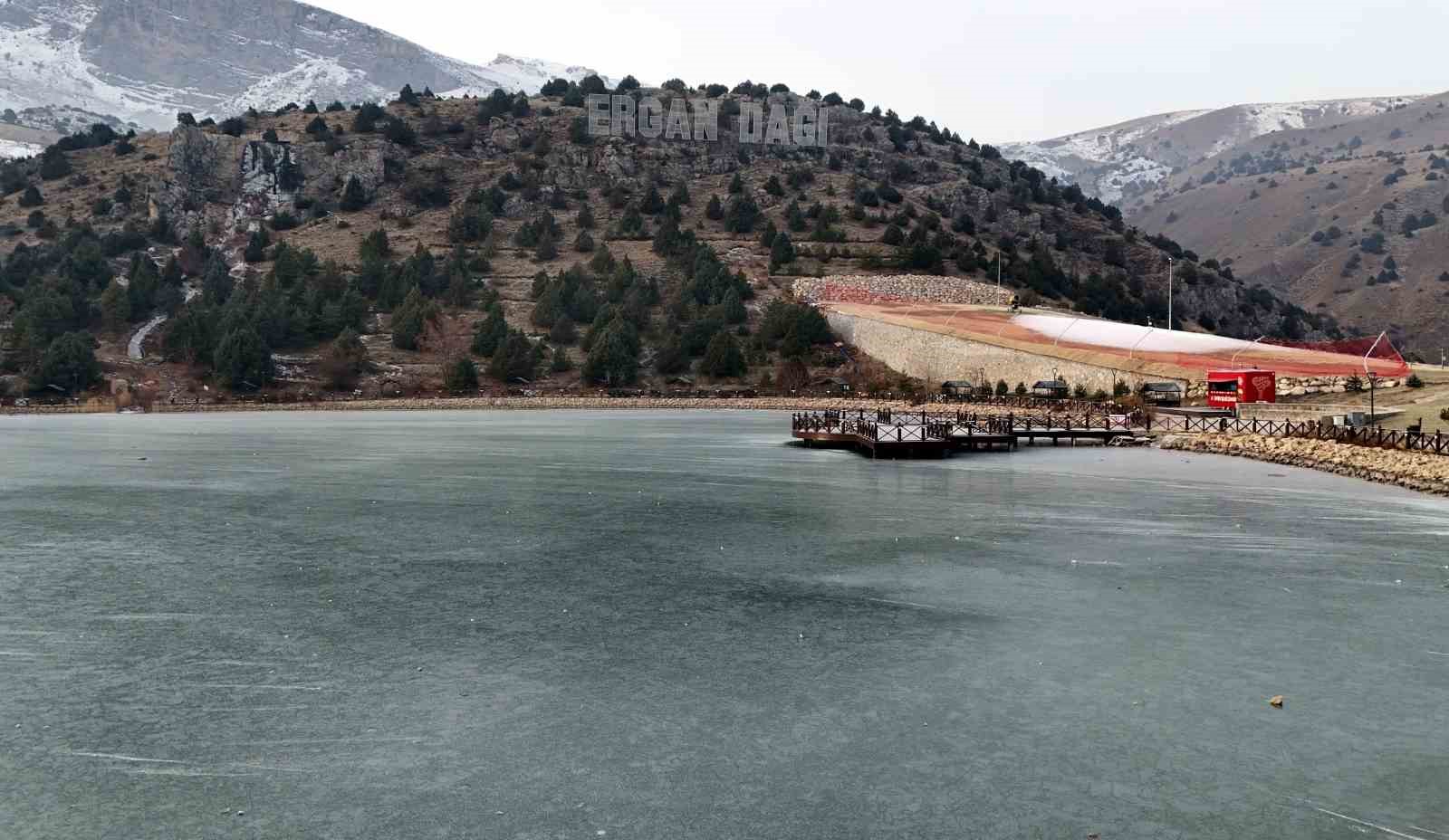 Ardıçlı Gölü buzla kaplandı