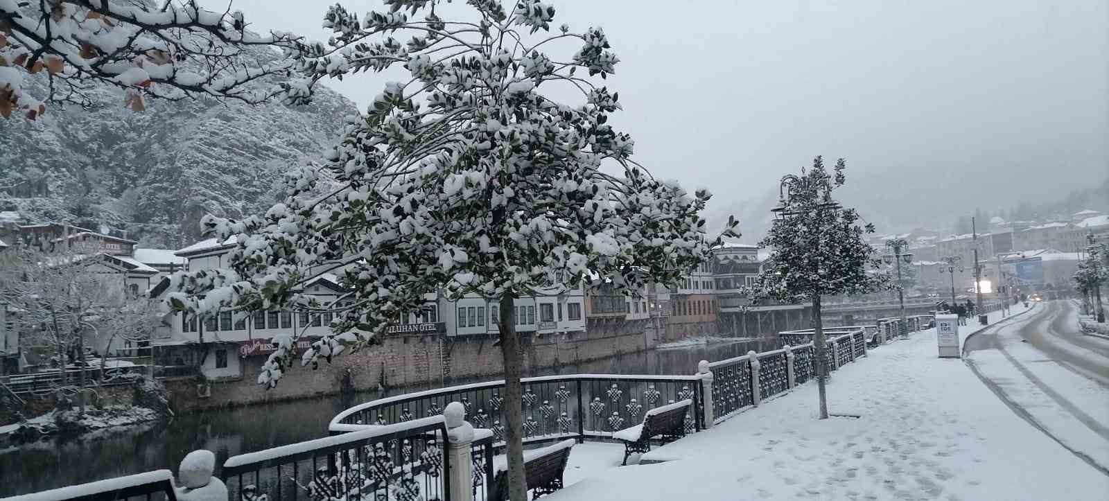 Amasya yeni yıla karla girdi, şehir beyaza büründü