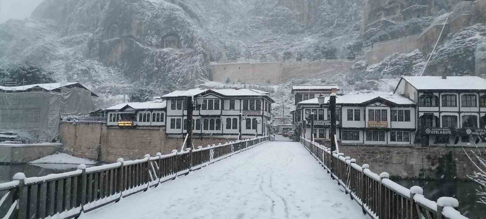 Amasya yeni yıla karla girdi, şehir beyaza b&uuml;r&uuml;nd&uuml;
