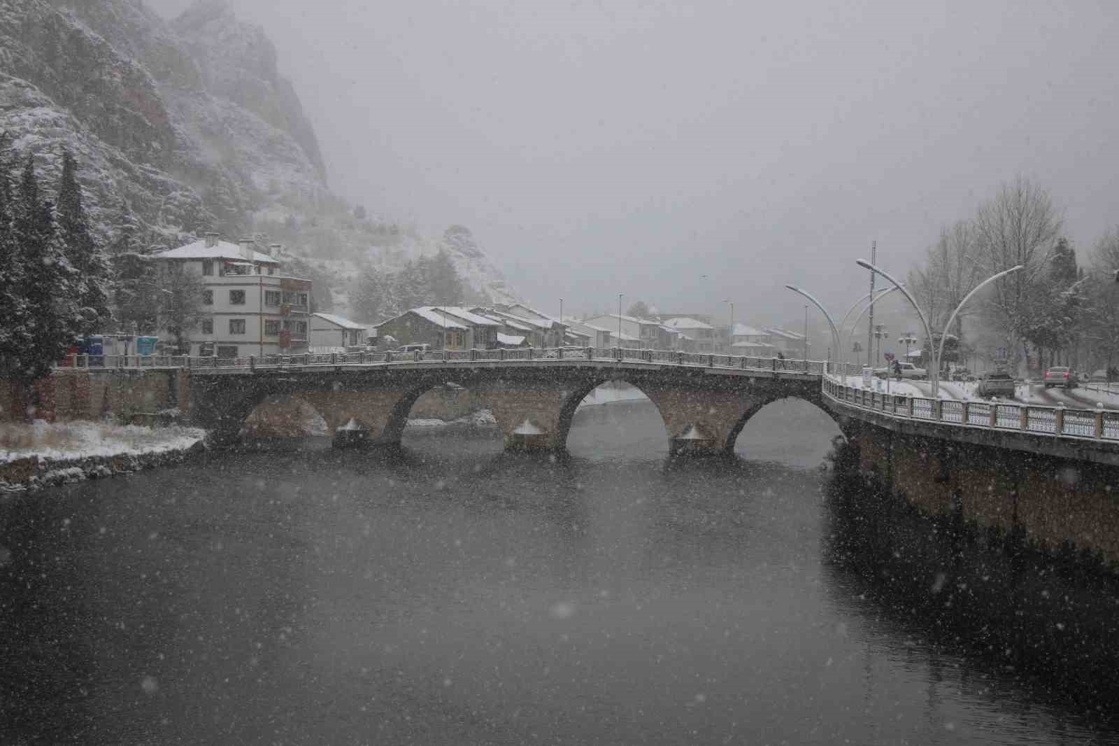 Amasya yeni yıla karla girdi, şehir beyaza b&uuml;r&uuml;nd&uuml;
