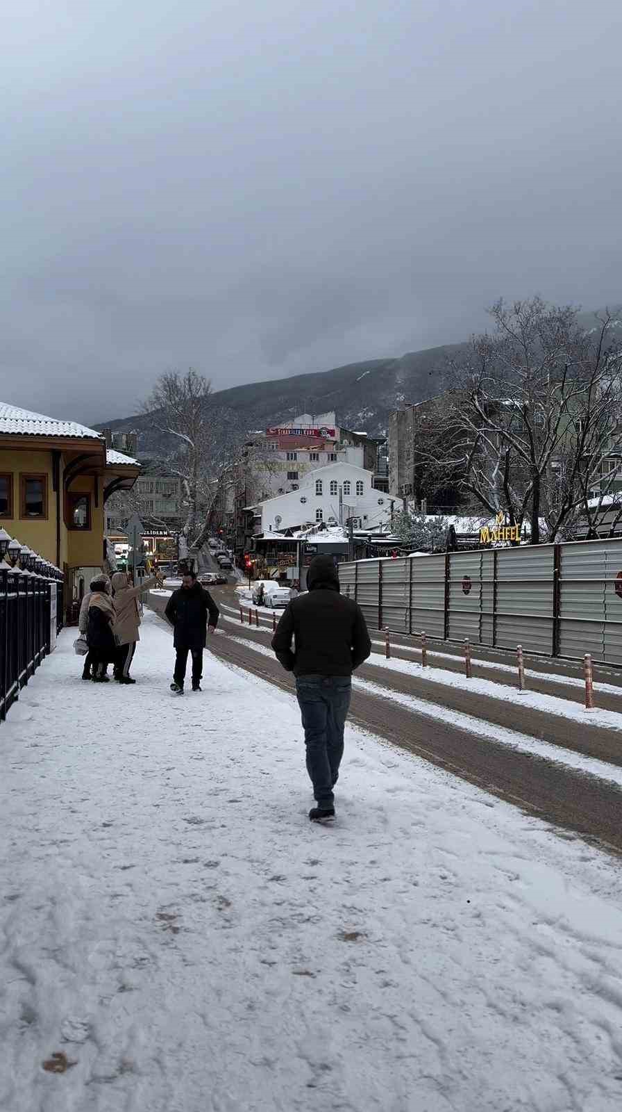Bursa yeni yılın ilk g&uuml;n&uuml; beyazlara b&uuml;r&uuml;nd&uuml;...İşe ATV ara&ccedil;ları ile gittiler
