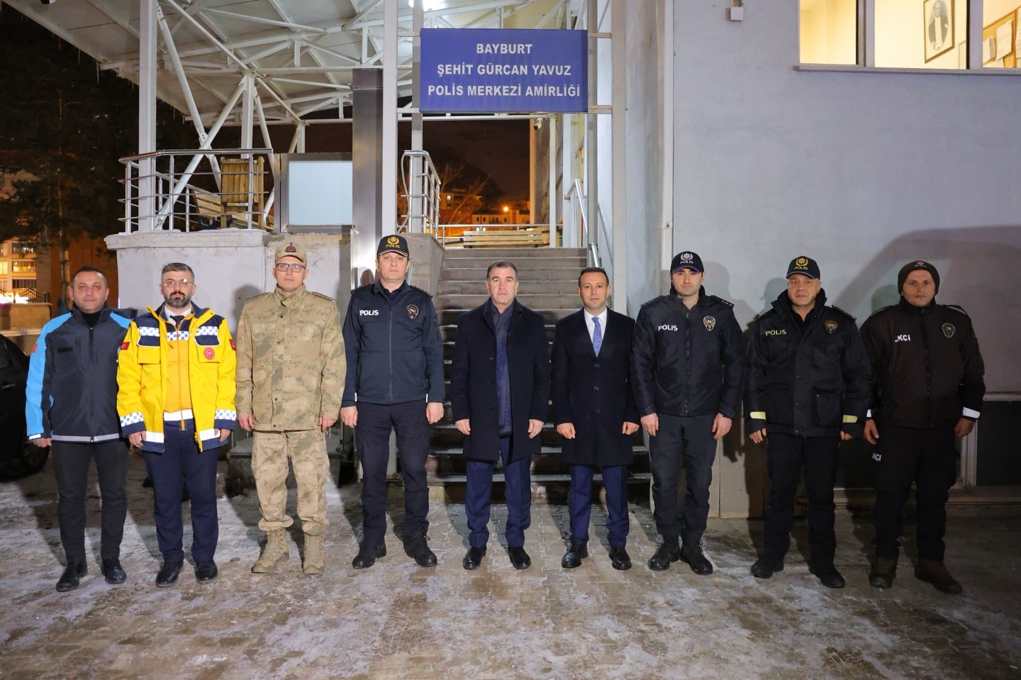 Vali Eldivan yeni yıla görevi başındaki güvenlik güçleriyle girdi