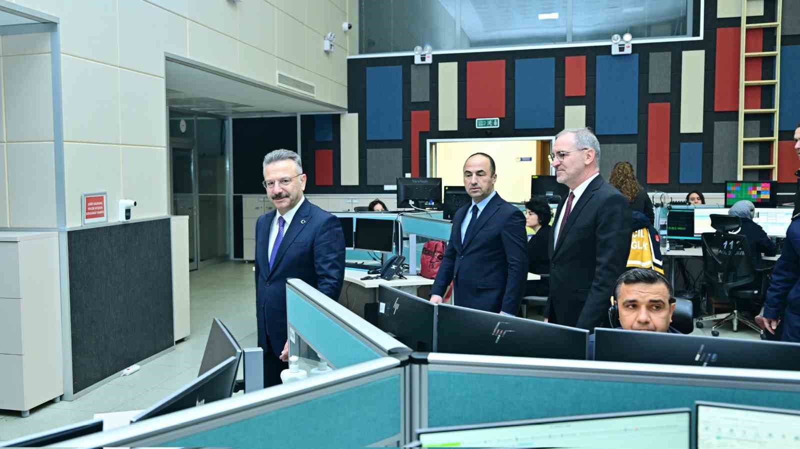 Vali Aksoy, yılbaşında &ccedil;alışan 112 Acil &Ccedil;ağrı Merkezi personelini ziyaret etti
