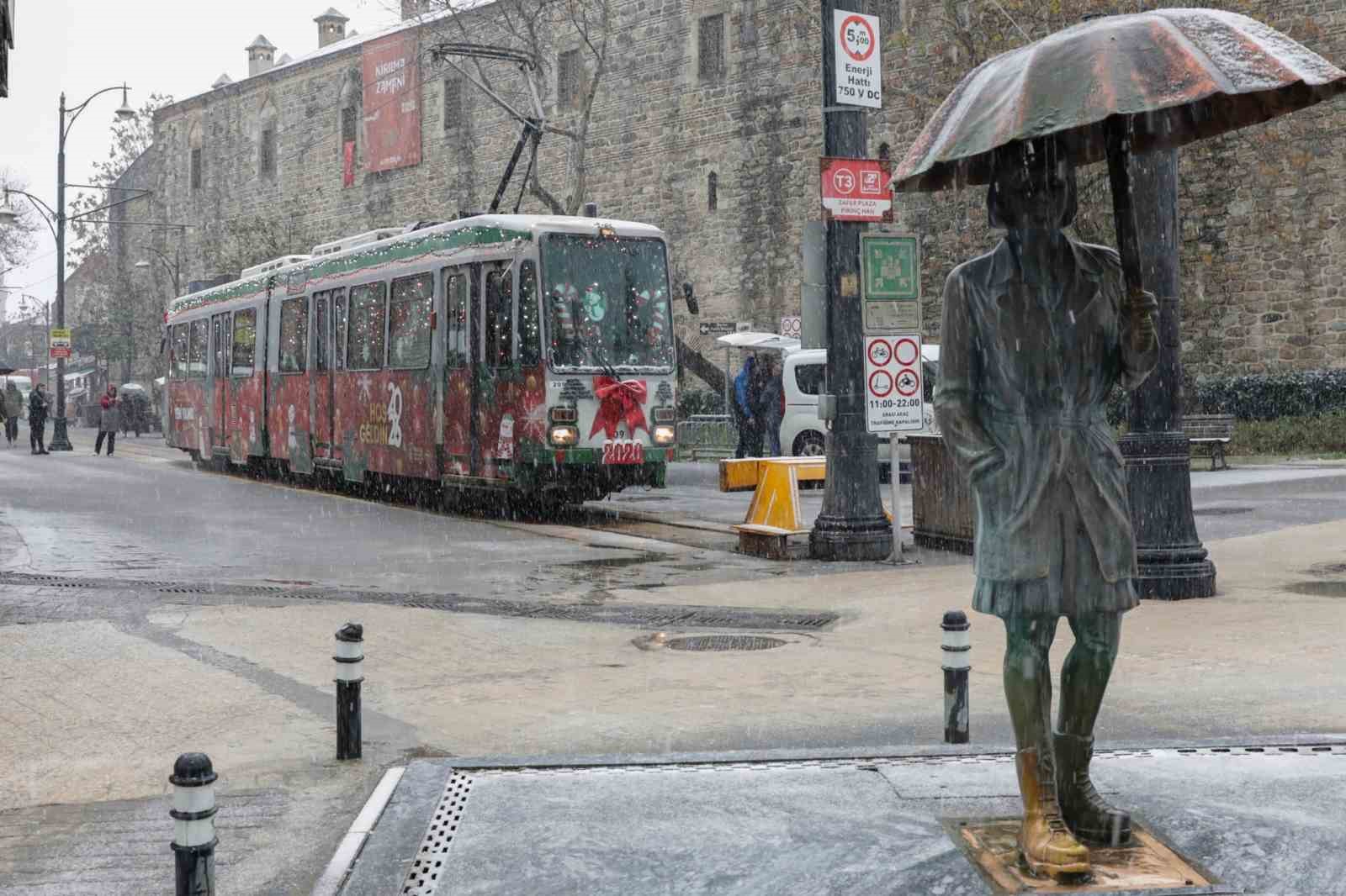 Bursa&rsquo;da yeni yıl coşkusu nostaljik tramvayla yaşanıyor
