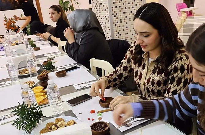 Bilecik&rsquo;te polis eşlerinden dayanışma dolu mum at&ouml;lyesi
