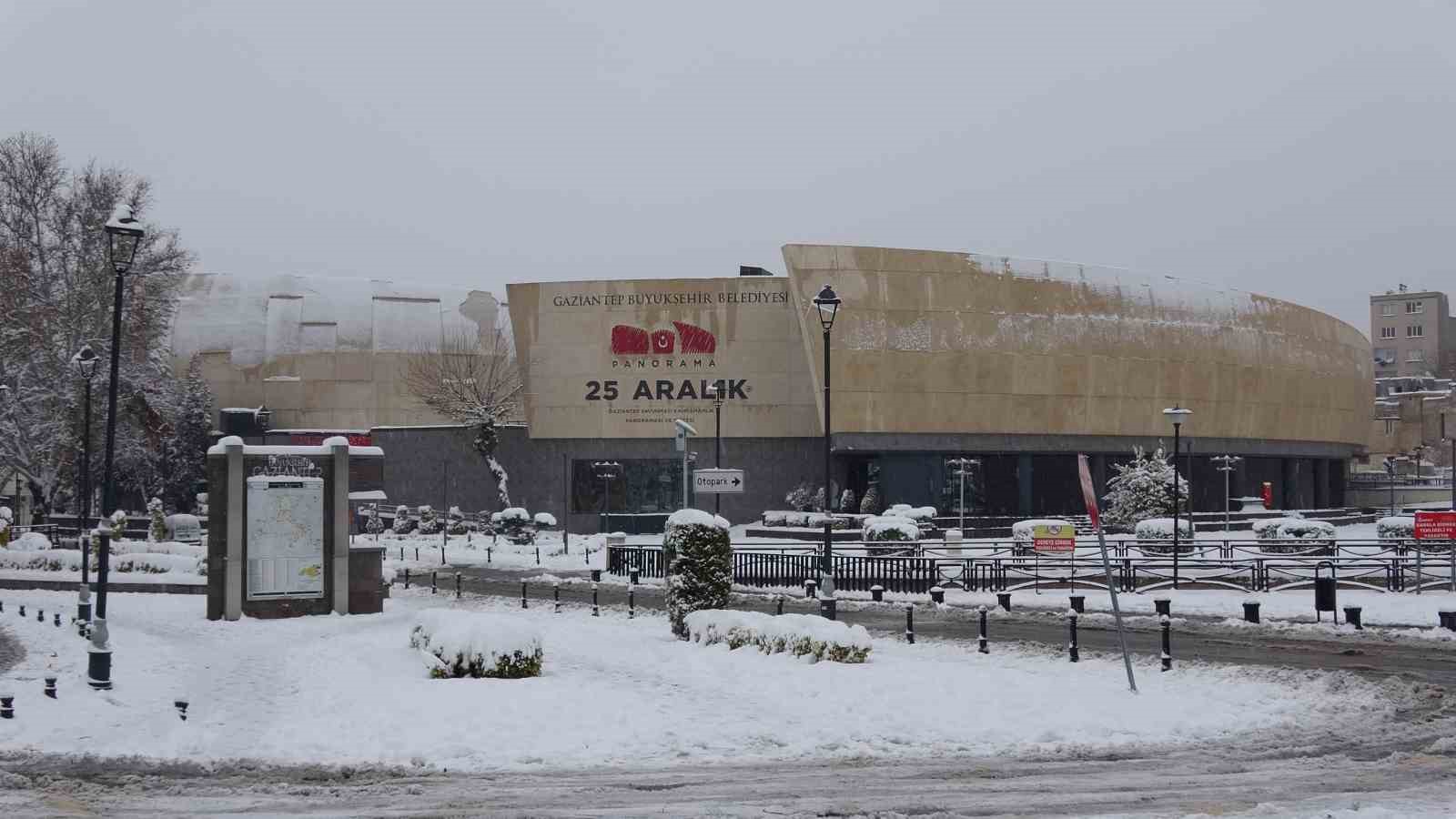 Gaziantep’te kar yağışı sonrası yollar boş kaldı