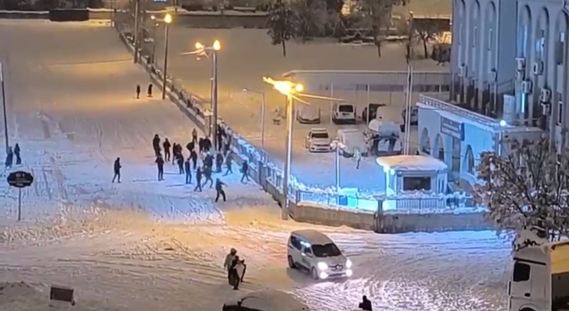 Siirt’te çocuklar kartoplarını karakola attı, polisler karşılık verince renkli görüntüler oluştu