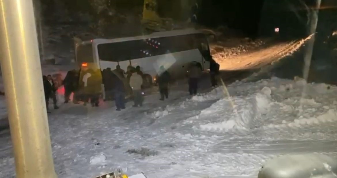 Siirt’te ekipler, cenaze taşıyan otobüs ve hastaları bir bir kurtardı
