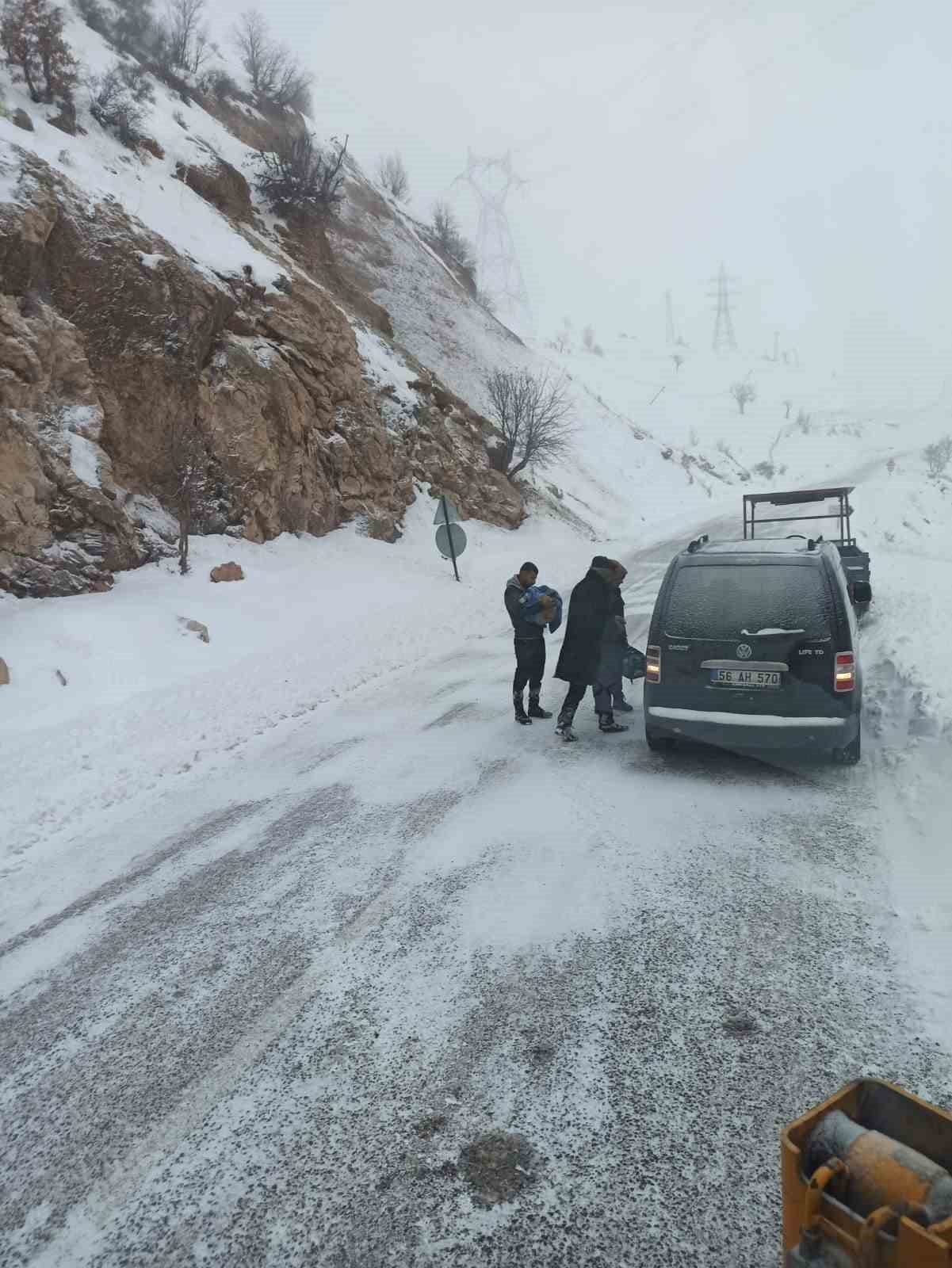 Siirt&rsquo;te ekipler, cenaze taşıyan otob&uuml;s ve hastaları bir bir kurtardı

