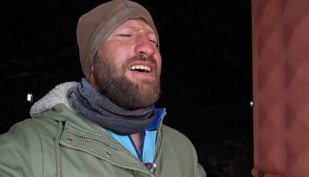 Sivas&rsquo;ta koyunlar kar altında kaldı, &ccedil;oban t&uuml;rk&uuml;leriyle ile mest etti
