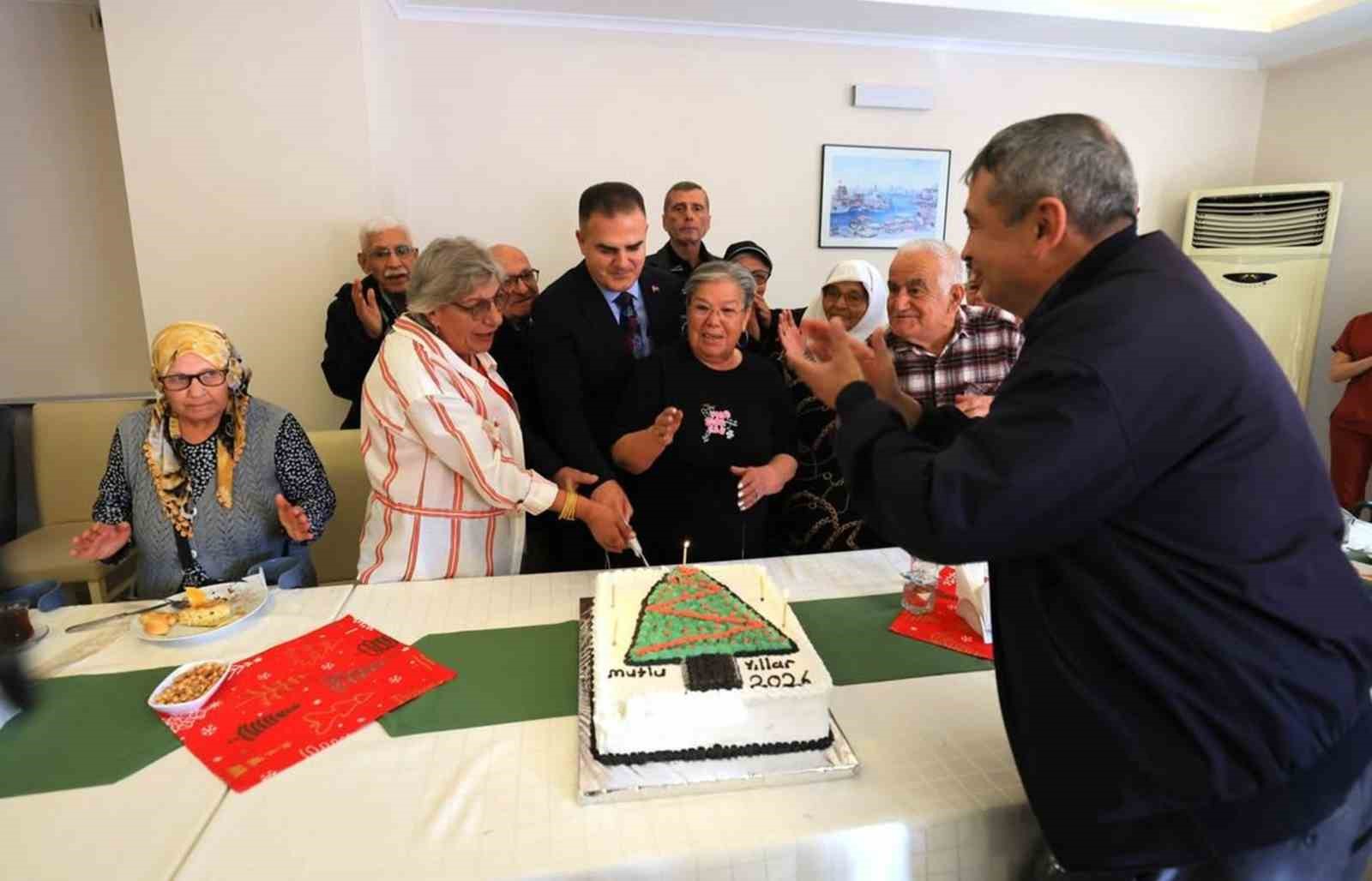 Vali Akbıyık yeni yılı hasta, yaşlı ve g&ouml;rev yapanları ziyaretler ile girdi

