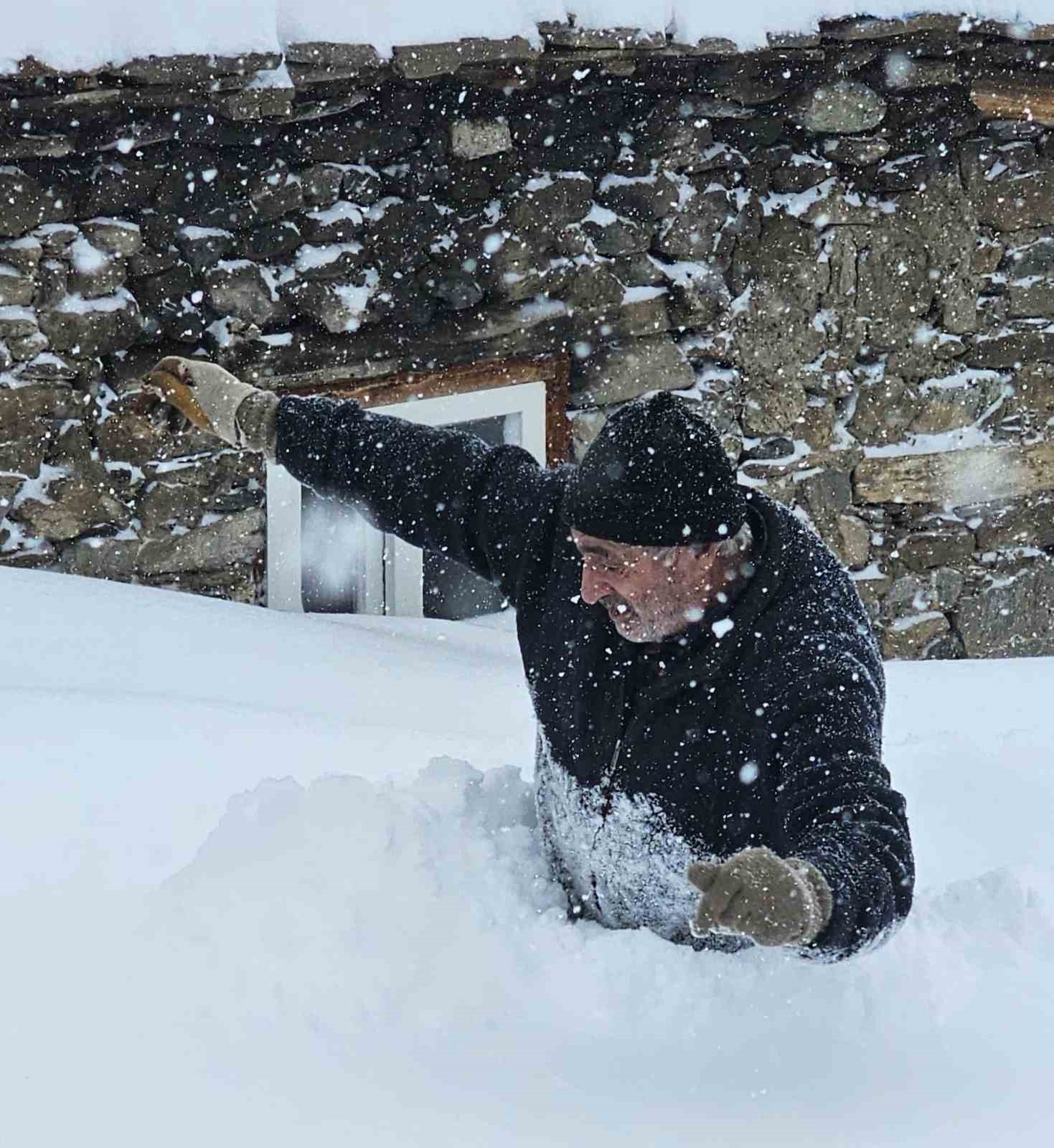 Bah&ccedil;esaray&rsquo;da 71 yerleşim yerinin yolu kardan kapalı
