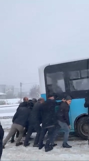 Yolda kalan yolcu otob&uuml;s&uuml;n&uuml;n yardımına vatandaşlar yetişti
