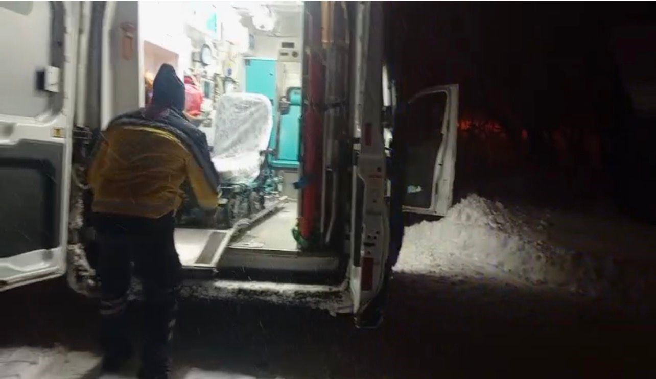 Kapalı k&ouml;y yolu a&ccedil;ıldı, 72 yaşındaki hasta hastaneye ulaştırıldı
