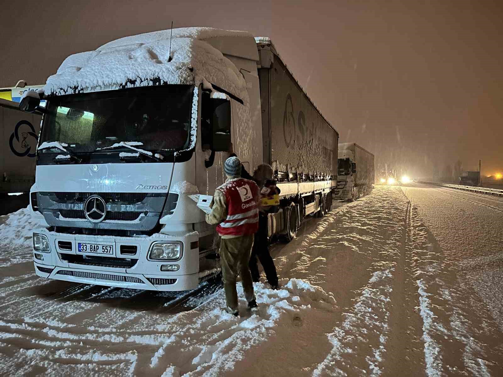 Kızılay’dan Tendürek Geçidi’nde sürücülere sıcak destek