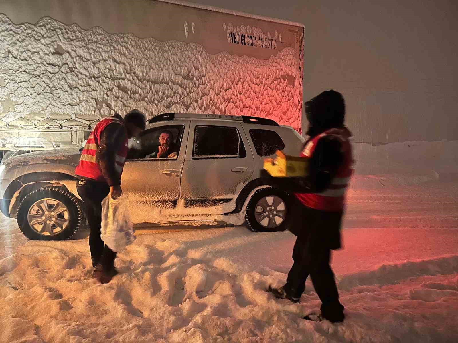 Kızılay’dan Tendürek Geçidi’nde sürücülere sıcak destek
