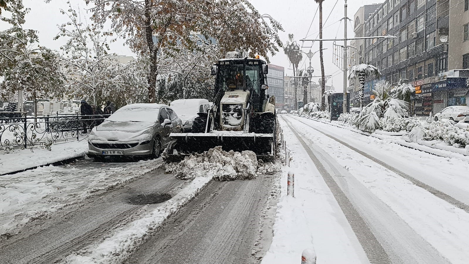 Şanlıurfa’da karla mücadele çalışmaları sürüyor