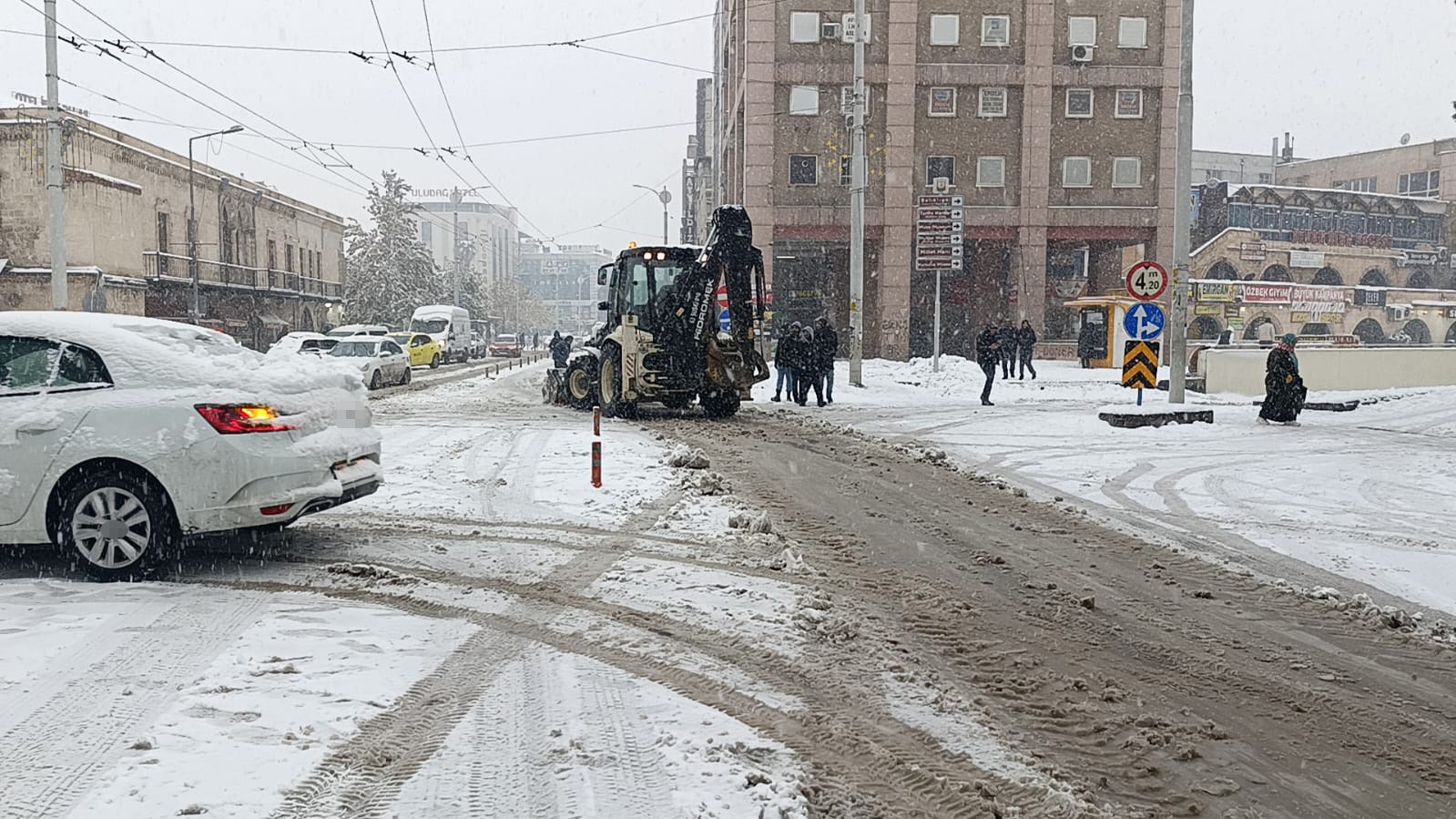 Şanlıurfa&rsquo;da karla m&uuml;cadele &ccedil;alışmaları s&uuml;r&uuml;yor
