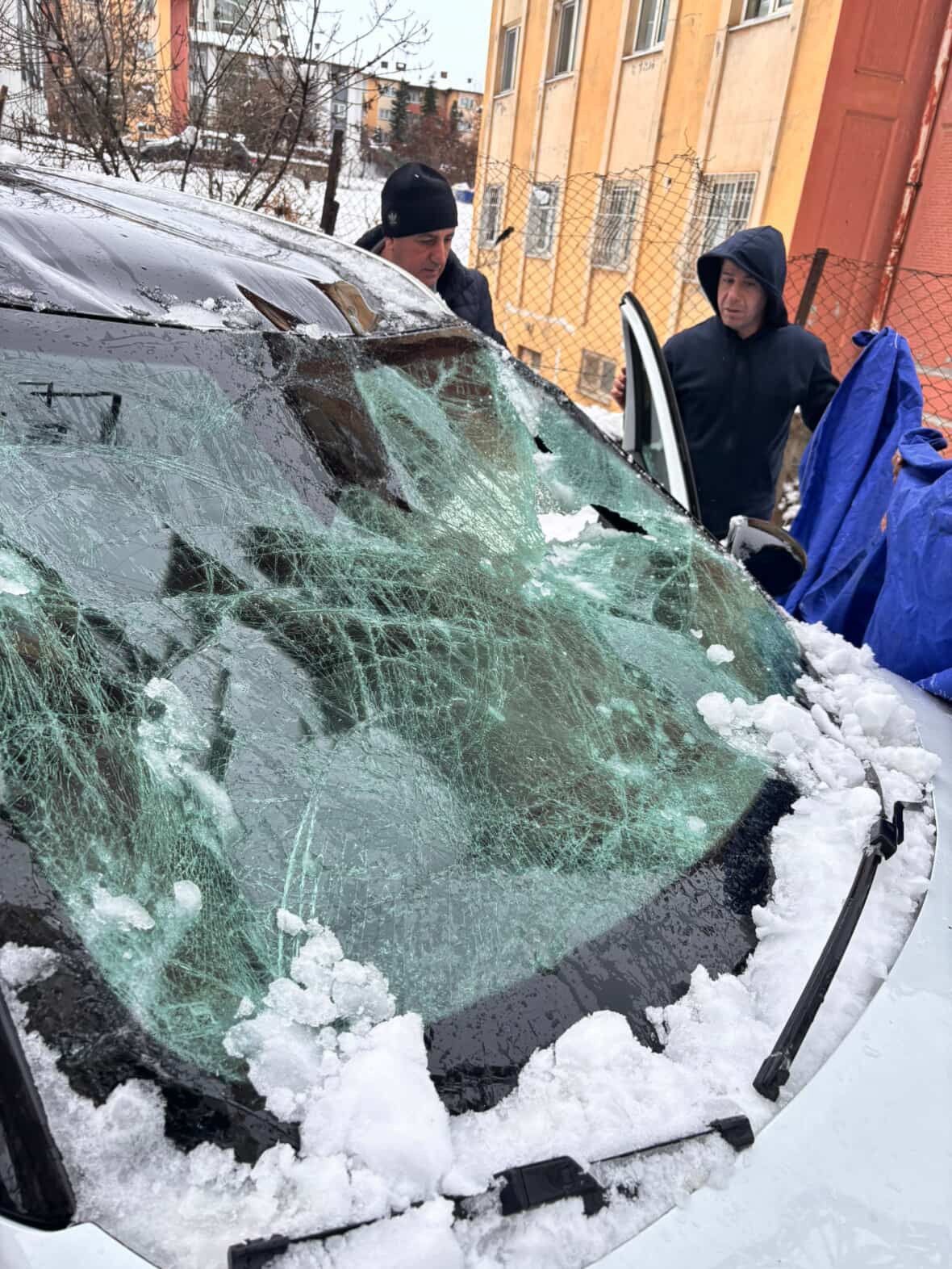 Kurtalan’da çatıdan düşen kar kütlesi aracı kullanılamaz hale getirdi