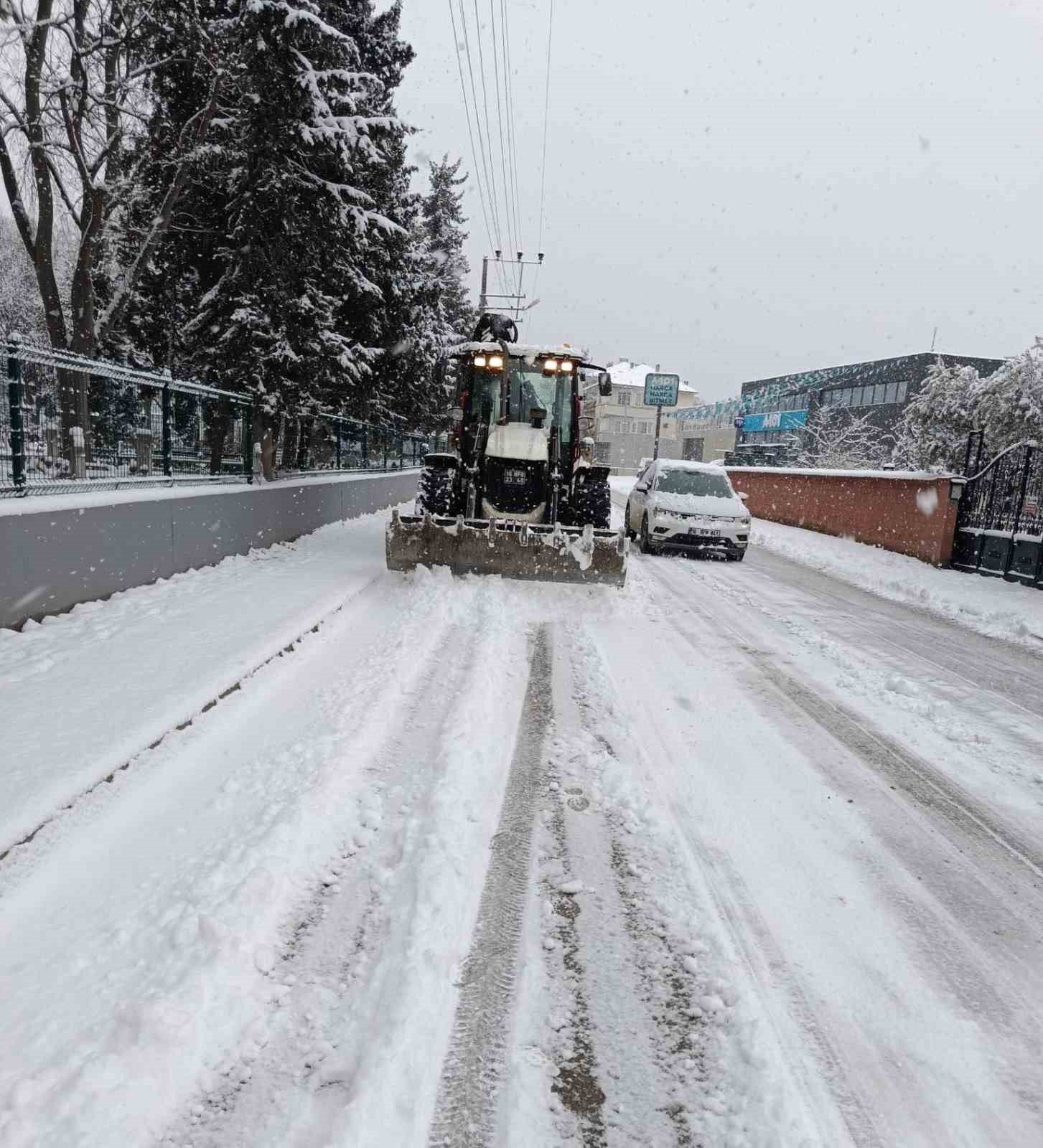 Nil&uuml;fer&rsquo;de kar yağışına karşı kesintisiz mesai
