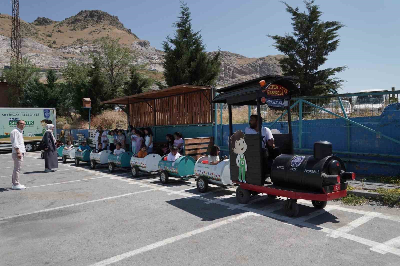 Melikgazi&rsquo;de yıllık 9 bin ton atık geri d&ouml;n&uuml;ş&uuml;mle ekonomiye kazandırılıyor
