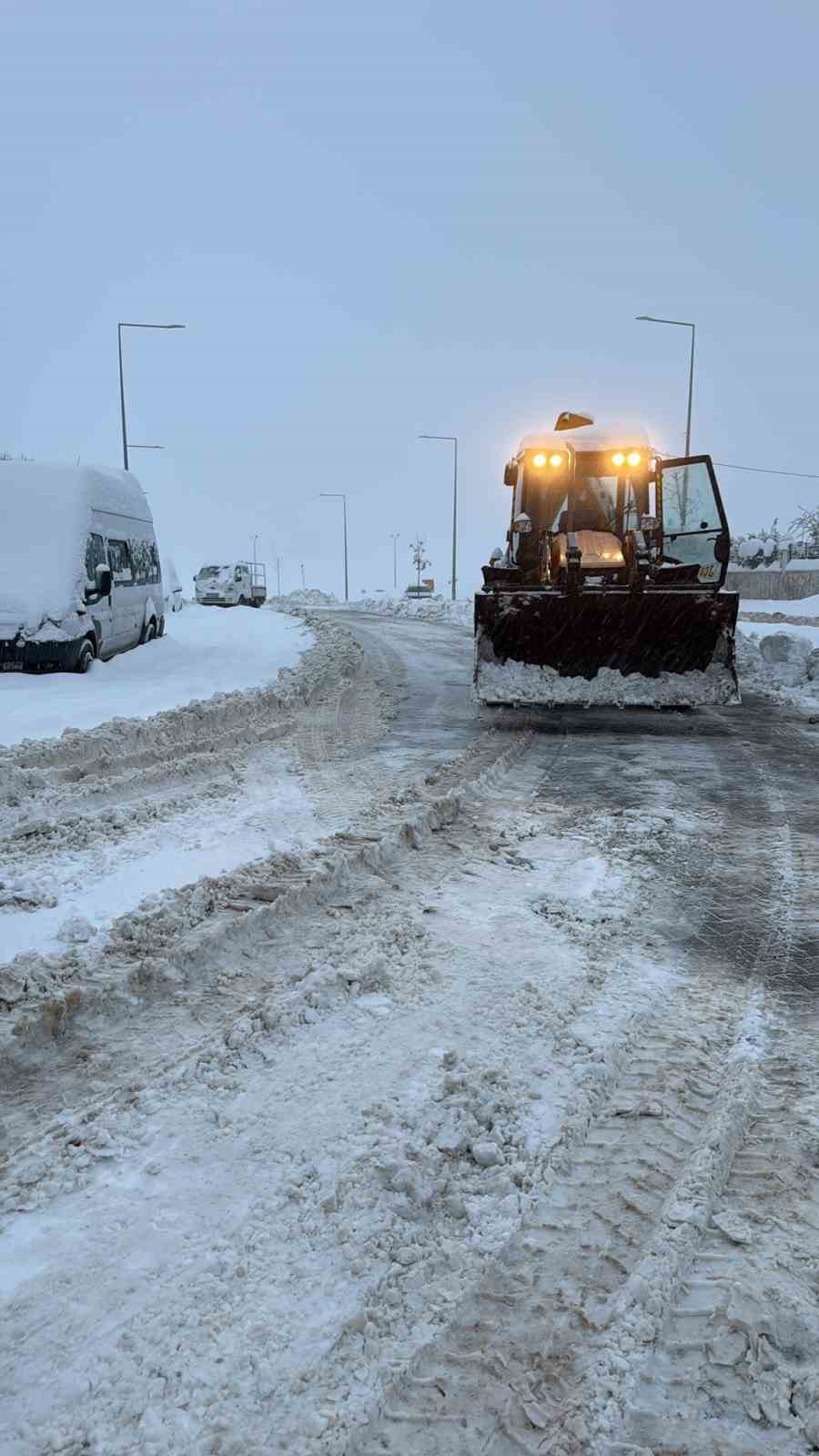 Siirt Belediyesinin karla m&uuml;cadele &ccedil;alışmaları aralıksız devam ediyor
