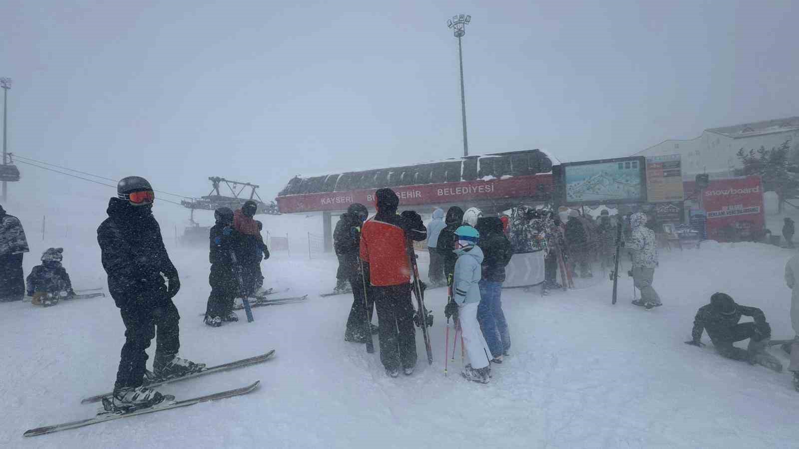Erciyes&rsquo;te kar kalınlığı 130 santime ulaştı
